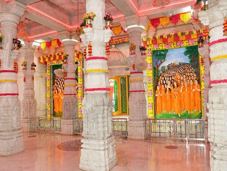 जन्माष्टमी को लेकर मंदिरों को सजाया गया है। 